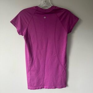 Size 4 Lululemon Swiftly Tech top. Like new no pulls.